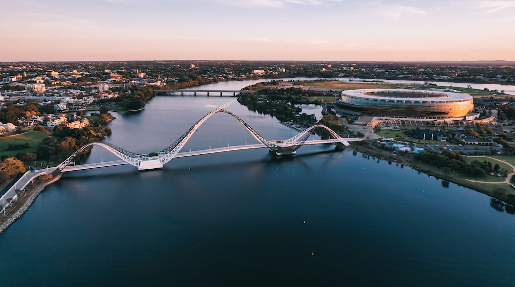 Ein Fluss mit einer Brücke und einem Stadion.