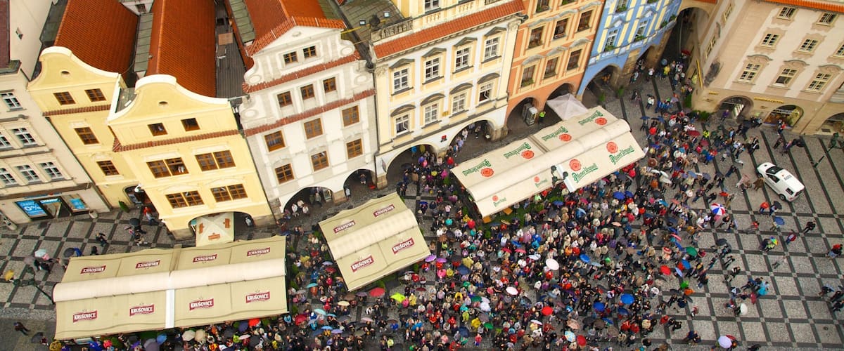 Prag som omfatter en plads eller et torv, vandring eller gåture og historiske bygningsværker