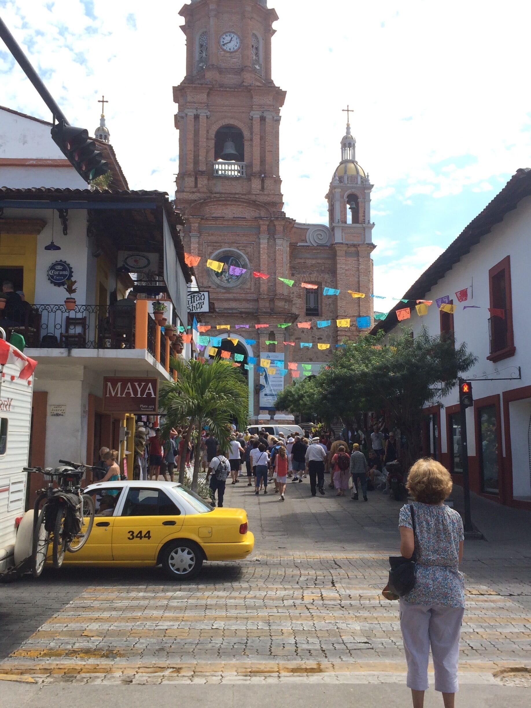 Beautiful street in downtown PV, next to a gorgeous town square alongside the ocean boardwalk. Fantastic for people watching.
