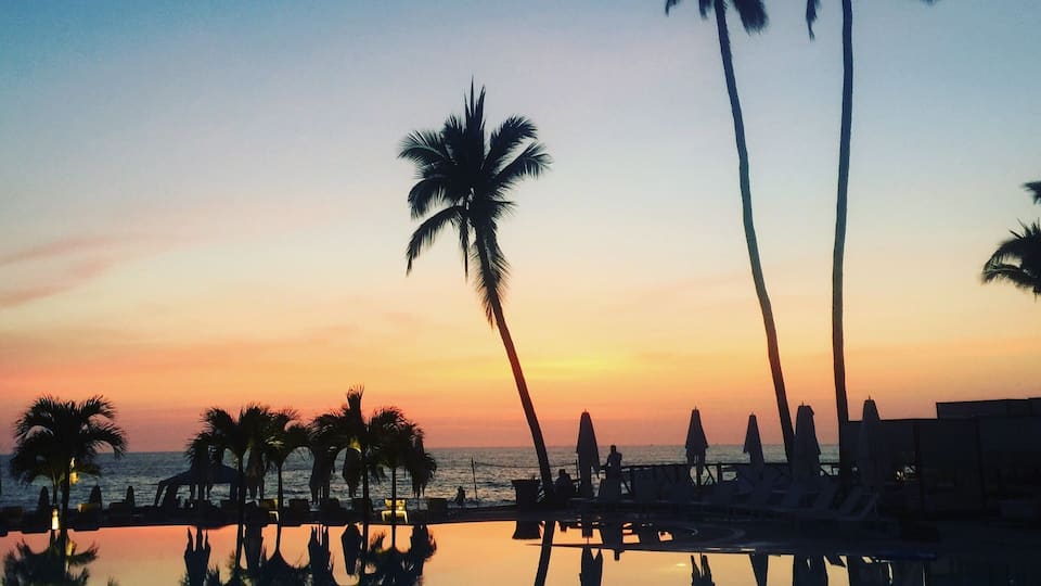 Sunset in Puerto Vallarta, Mexico reflecting off the gorgeous pools at the Hilton Vallarta and Banderas Bay. Beautiful resort, excellent staff, wonderful family friendly destination! 🌴☀️
#waterlust #goldenhour #puertovallarta