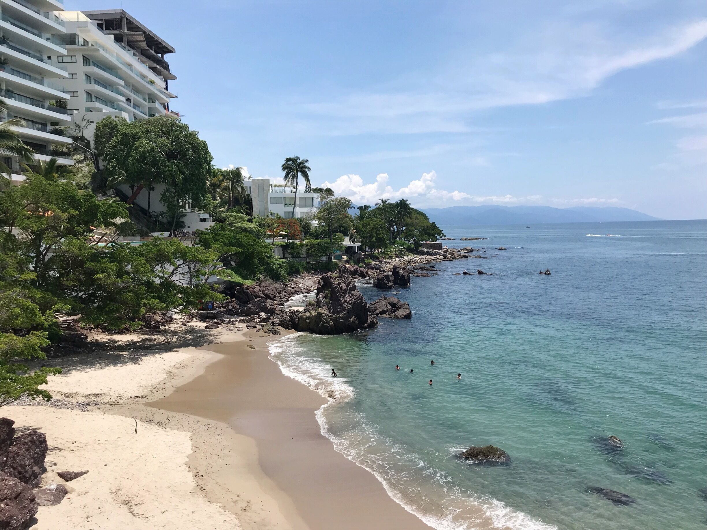 Playa Los Muertos 🏝 

View from the top! If you walk to the south of Playa Los Muertos in Puerto Vallarta, you can walk up the hill that divides it from Playa Amapas. There’s one secret little beach that felt abandoned 👍🏼 

#PuertoVallarta #Mexico #LifeAtExpedi