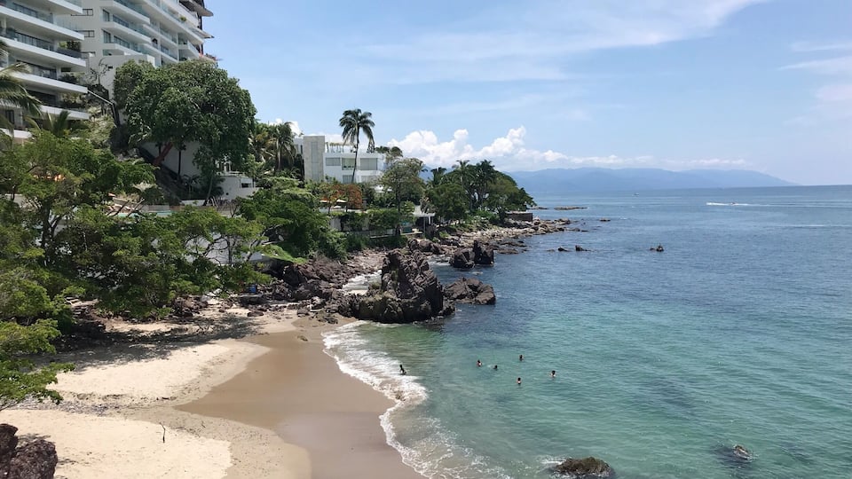 Playa Los Muertos đ
View from the top! If you walk to the south of Playa Los Muertos in Puerto Vallarta, you can walk up the hill that divides it from Playa Amapas. Thereâs one secret little beach that felt abandoned đđŒ
#PuertoVallarta #Mexico #LifeAtExpedi