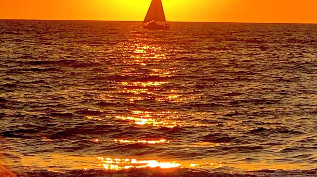 Same sunset as previous shot. Just a spectacular place for photos, sunsets and relaxation.