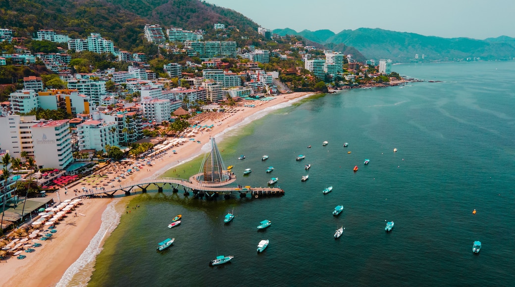 La playa de los muertos en Puerto Vallarta, toma aérea de esta bella ciudad moderna con edificios elegantes y hoteles 5 estrellas