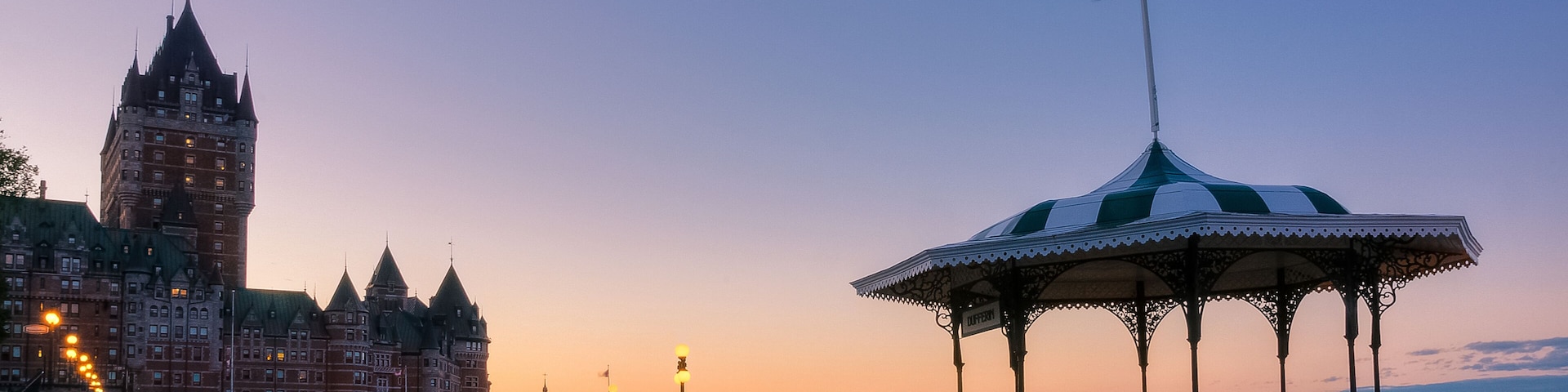 Une promenade en bord de mer agrémentée d’un bâtiment historique et d’un kiosque.