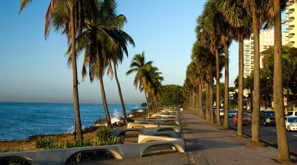 République dominicaine montrant scÚnes de rue, cÎte escarpée et une ville cÎtiÚre