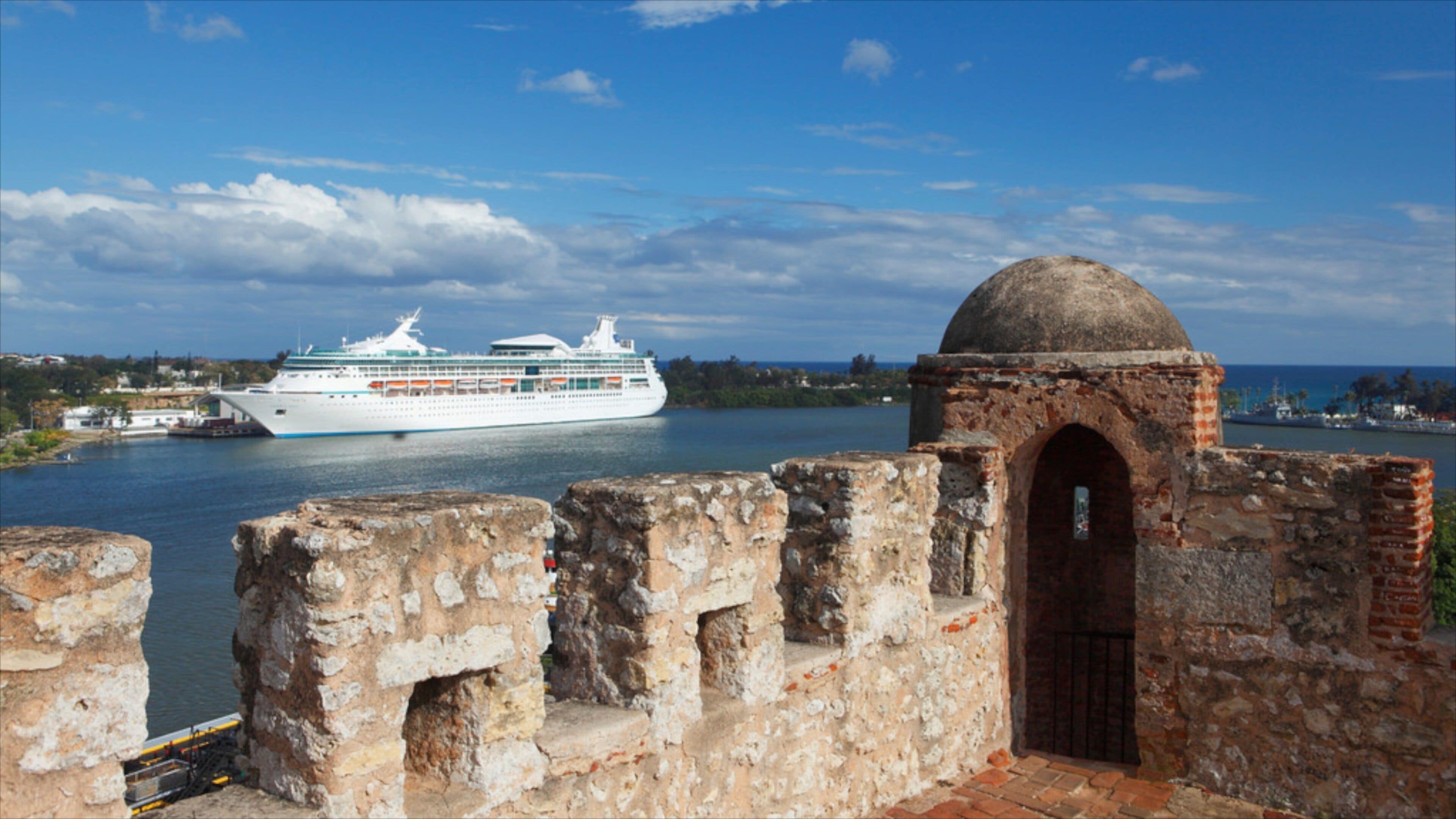 Santo Domingo which includes cruising, chateau or palace and general coastal views