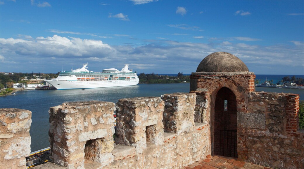 Santo Domingo which includes cruising, chateau or palace and general coastal views