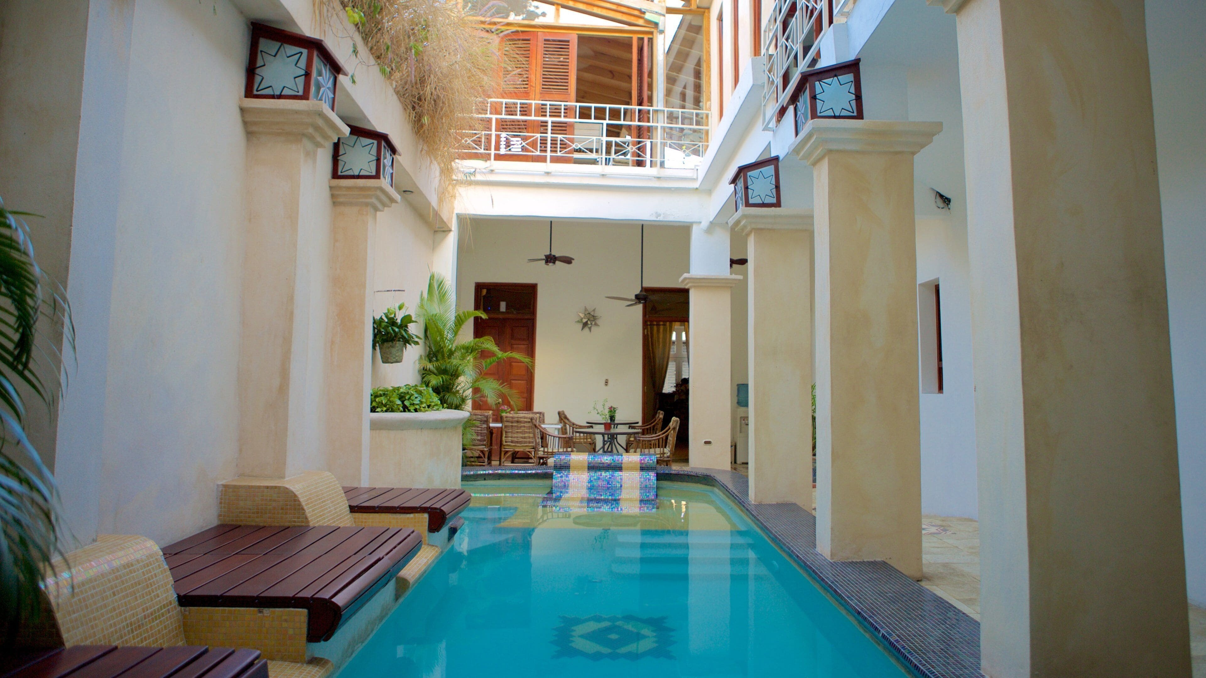 Santo Domingo showing a pool and interior views