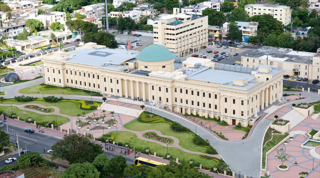 Santo Domingo showing a city, chateau or palace and an administrative buidling