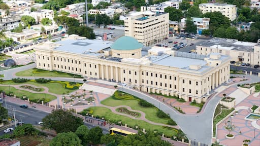 Santo Domingo showing a city, chateau or palace and an administrative buidling