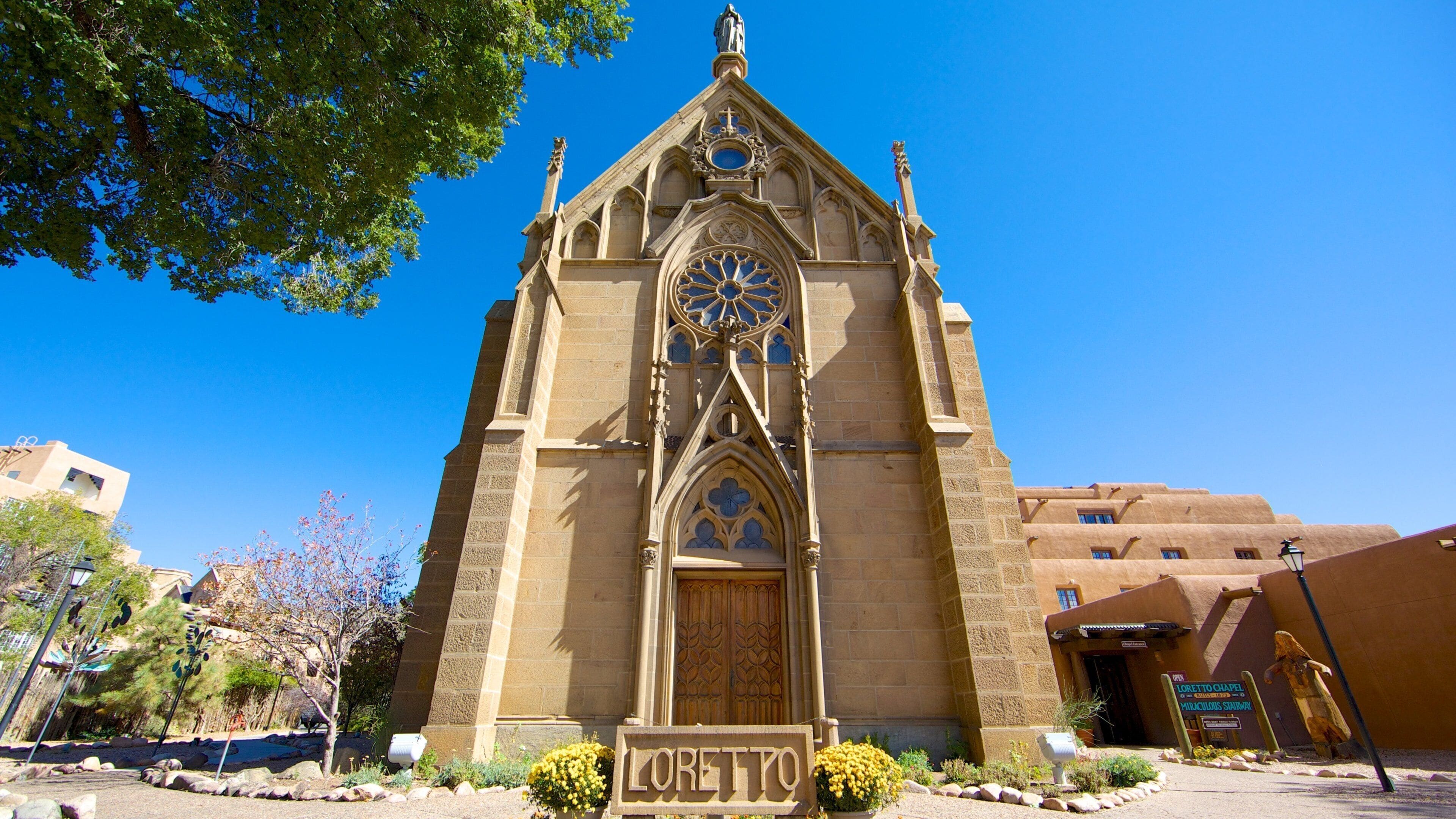 Santa Fe mettant en vedette architecture patrimoniale, signalisation et une église ou une cathédrale