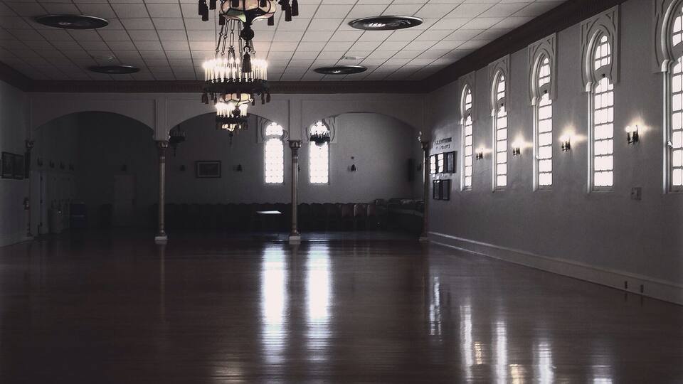 Finally got to take a tour of this place for the #WWIM11. It is full of symmetry, beautiful details and eerie rooms with bunks. Great for exploring and taking pictures. You can call them for a tour.
#ScottishRiteTemple #bw #blackandwhite #light #doors #windows #architecture #naturallight #tour #travel #places #celialuzphotography #SantaFe #NewMexico #interesting