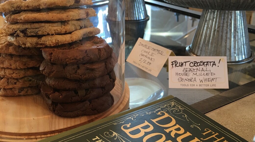 I really love this place. Great juices, smoothies, breakfast, light lunches and so much more!
#celialuzphotography #cookies #food #breakfast #lunch #moderngeneral #bakedgoods #fresh #local #juices #smoothies #santafe #places #books #kitchenware #lovemytown