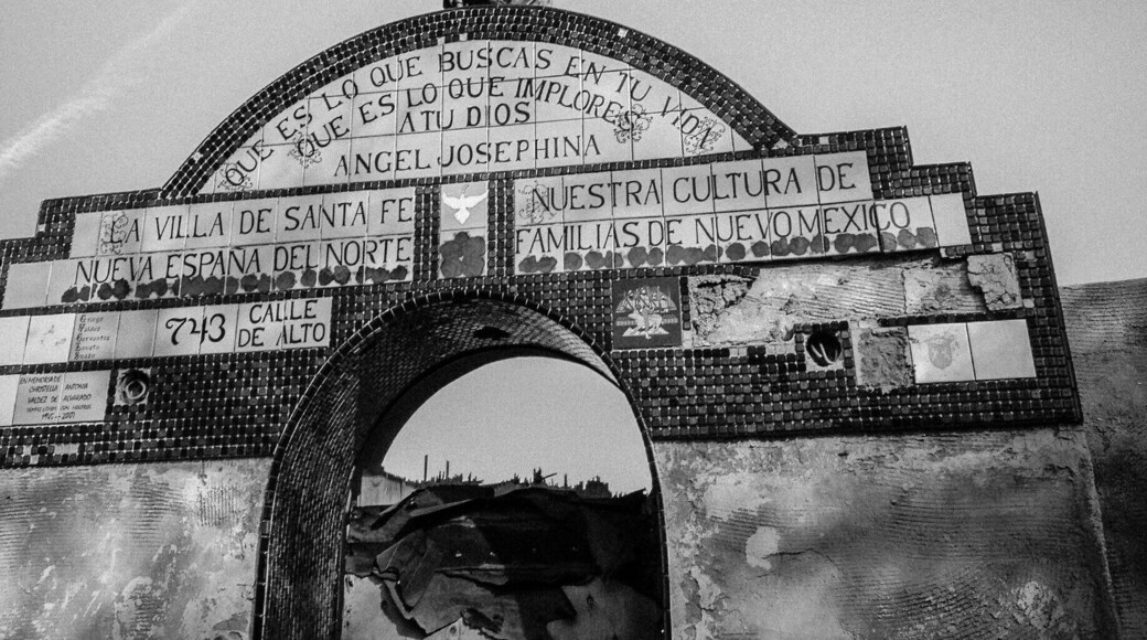 This is a purely residential area with nothing to offer but great people and amazing Old Santa Fe architecture. It's one of those "only locals know" streets.
#CeliaLuzPhotography #BW #architecture #SantaFe #NewMexico #statue #streetart #local #travel #angel