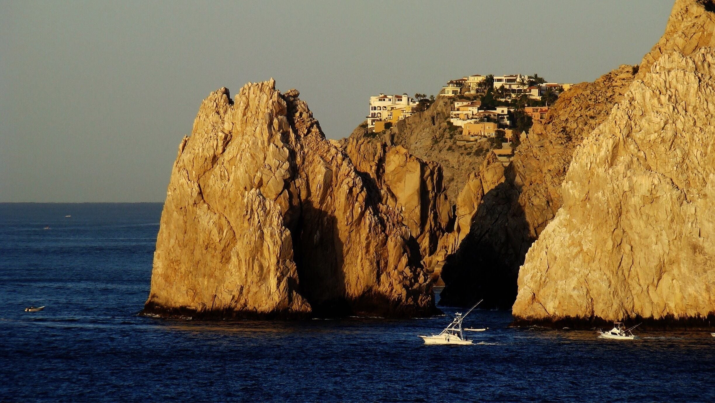 Situado na Baja California no México, o Cabo de San Lucas é uma verdadeira atração seja para um passeio de barco, um mergulho, uma praia ou para simplesmente observar os leões marinhos que aqui se abrigam.

#loscabos #cabodesanlucas
#mexico #Golden #GreatOutdoors