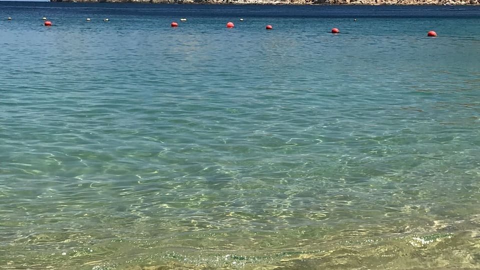 Beautiful crystal clear water with a great view of El Arco. Numerous beach bars to chill at .
#CaboSanLucas #Mexico #Baja #TheArch #LoversBeach #MedanoBeach