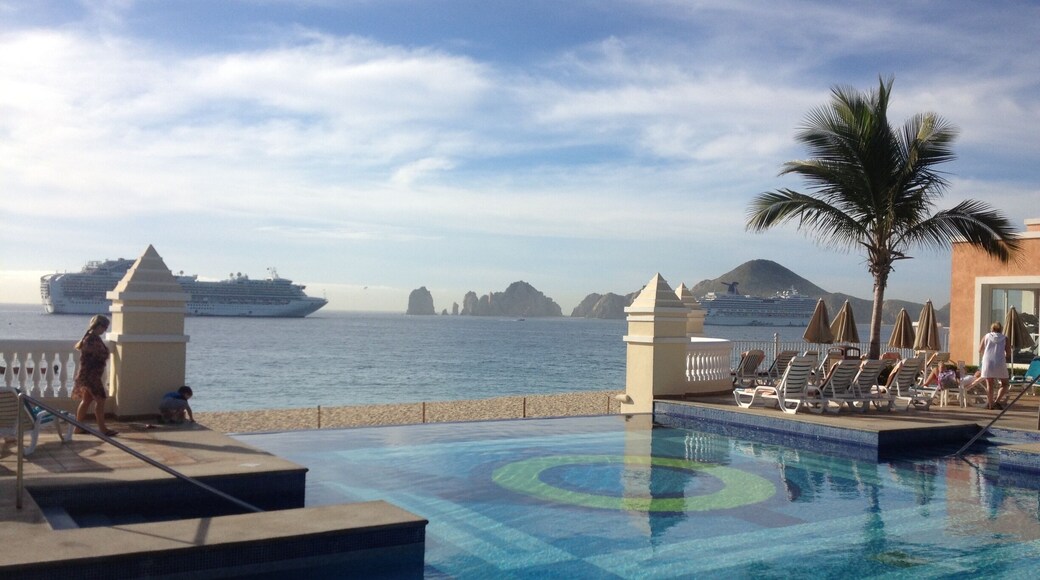 Relaxing in the pool with great weather and a great view :)
#waterlust