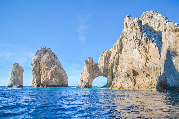 Un paisaje costero con grandes formaciones rocosas y aguas azul turquesa.