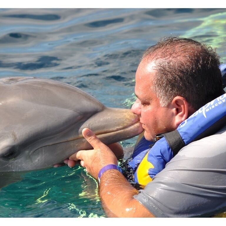 Big Kiss for a Dolphin!!