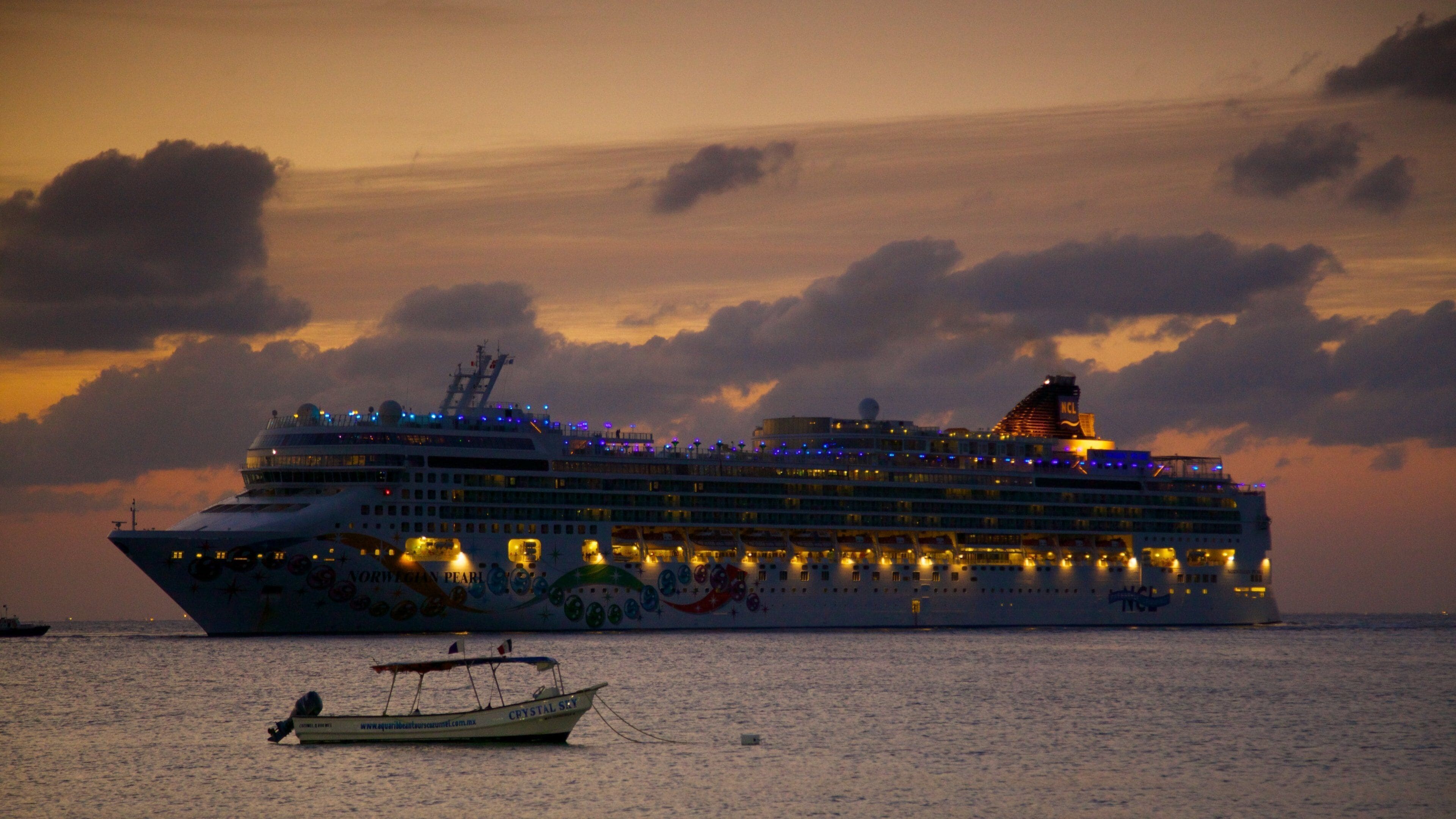 Cozumel inclusief een baai of haven, cruises en een zonsondergang
