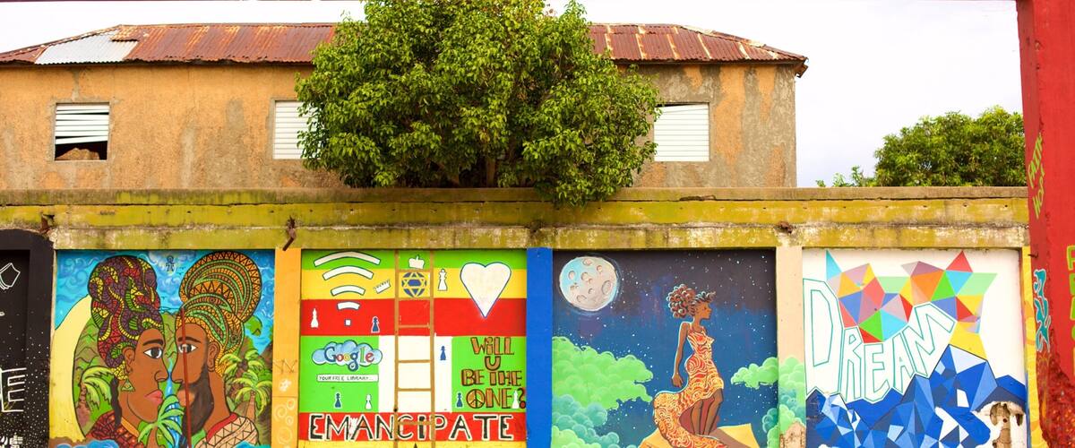 Kingston que incluye arte al aire libre