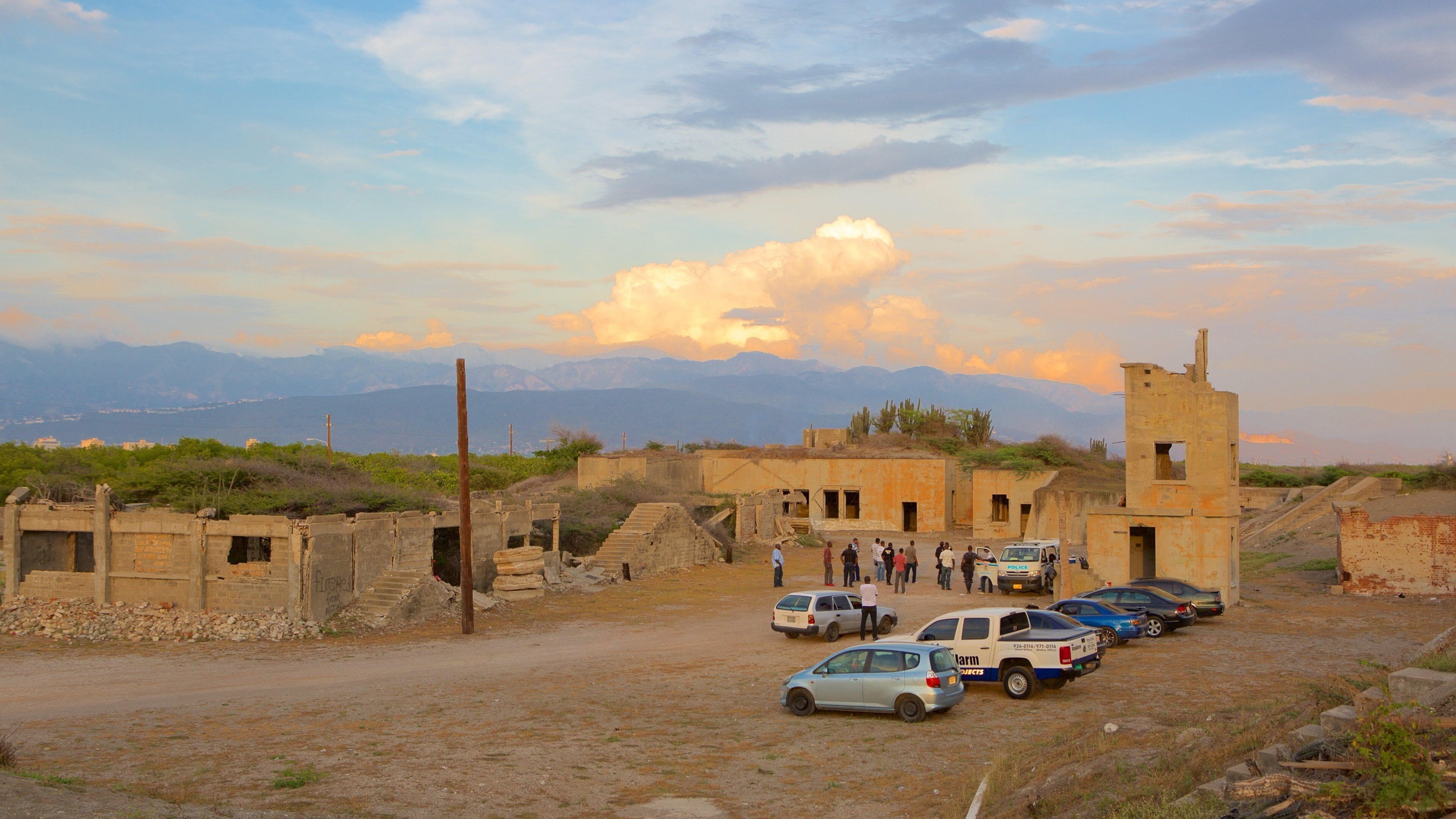 Kingston que incluye una ruina y situaciones tranquilas y también un grupo pequeño de personas