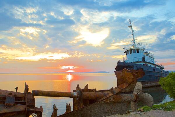 Kingston showing building ruins, a sunset and heritage elements