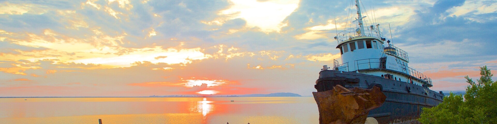 Kingston caracterizando elementos de patrimônio, uma ruína e canoagem