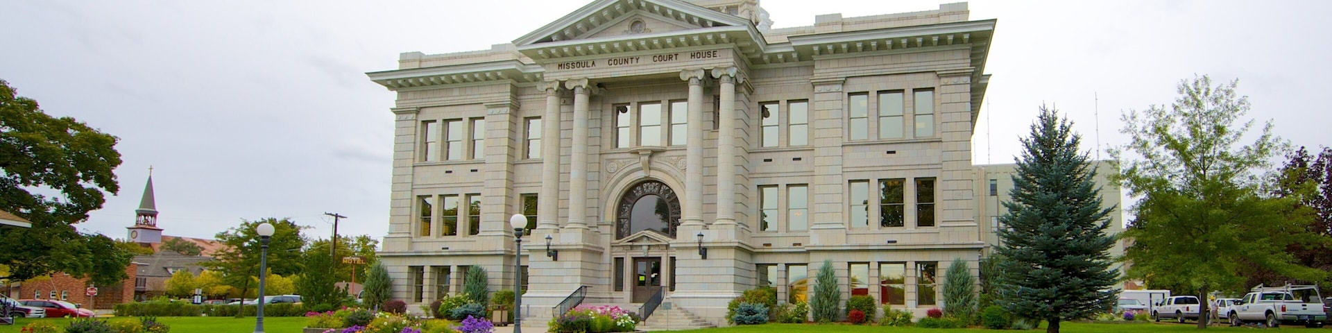 Missoula showing an administrative buidling, heritage architecture and a park