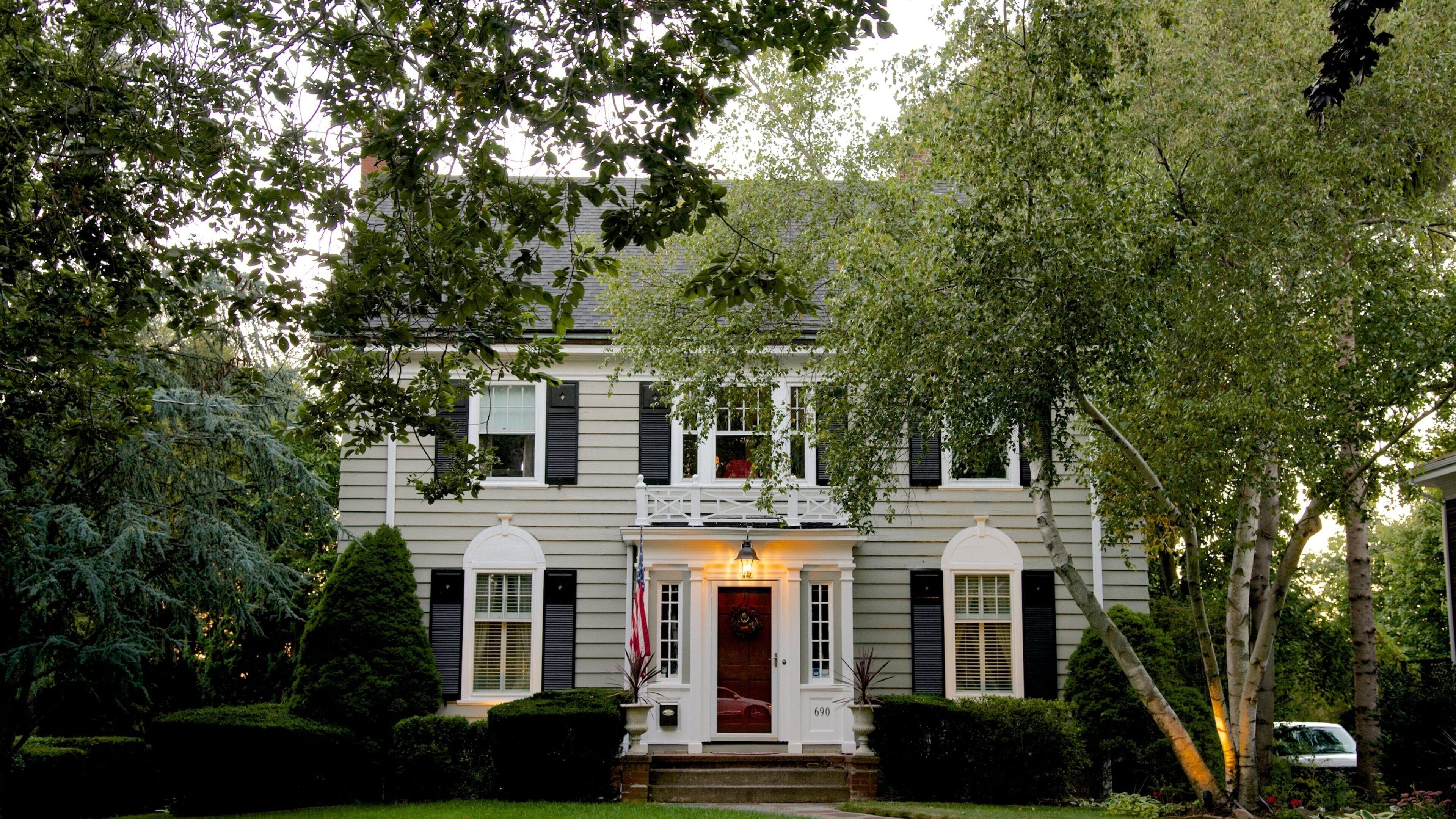New Haven featuring a garden and a house