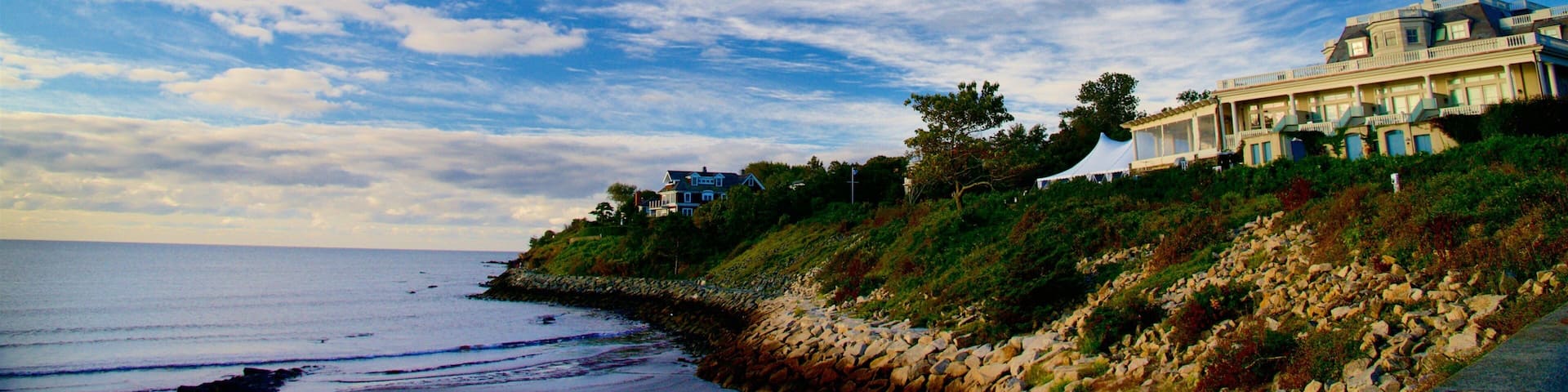 Newport Hotel Guide