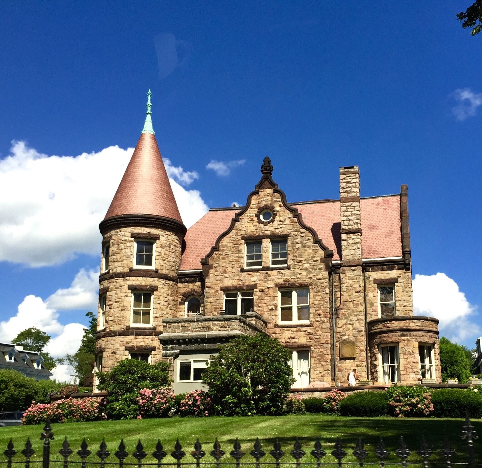 Chateau sightings in RI . Honestly forgot the name. It's like the castle in your childhood fairytale love story.
#stunningstructure