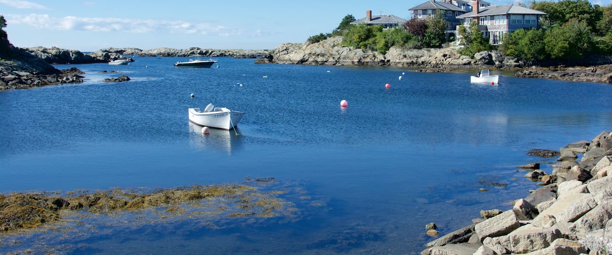 Newport ofreciendo costa rocosa y una bahía o puerto