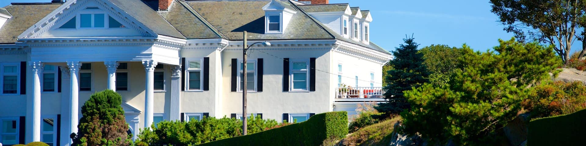 Newport showing a house