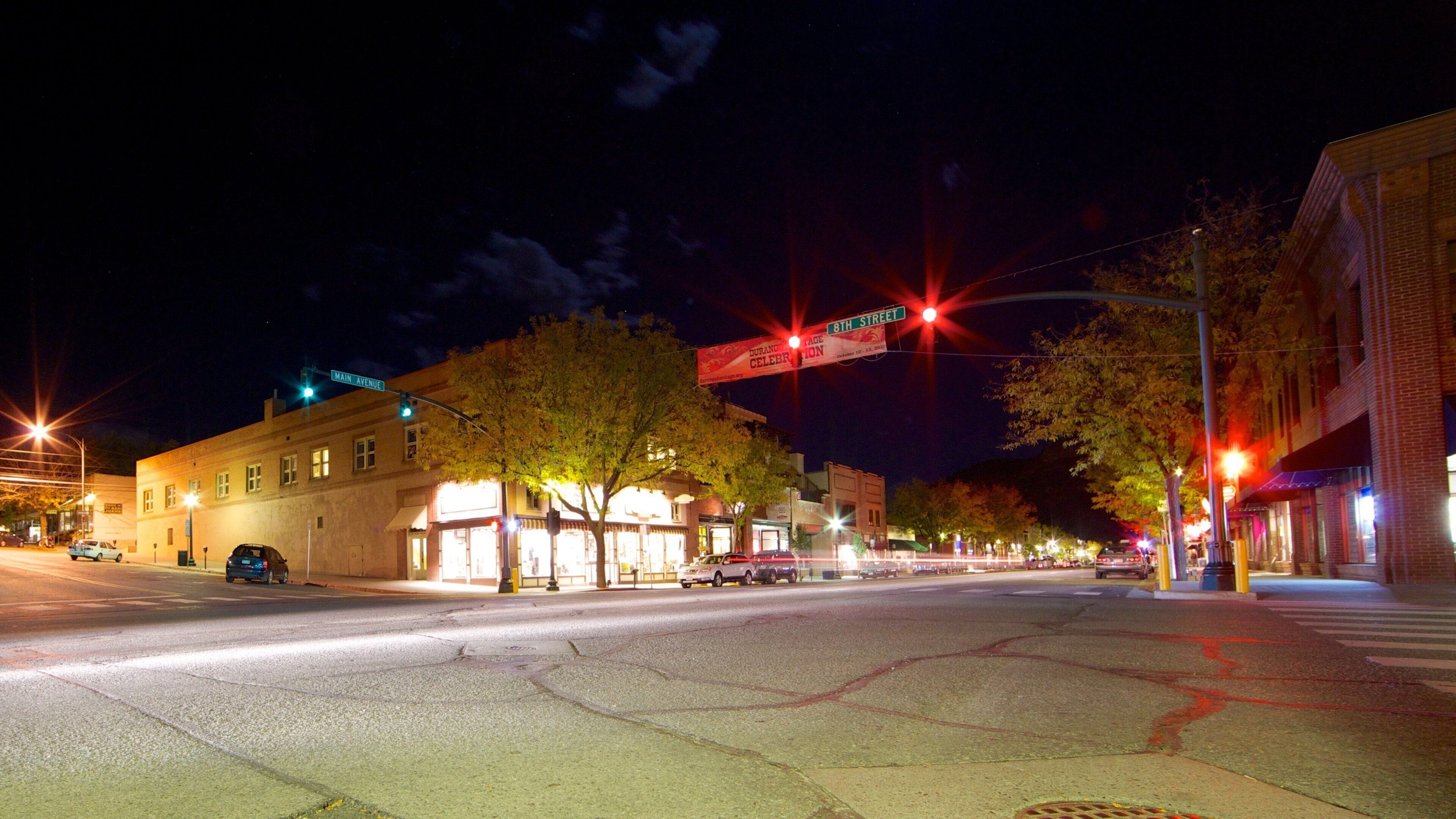 Durango - Purgatory mostrando escenas nocturnas y una pequeña ciudad o pueblo