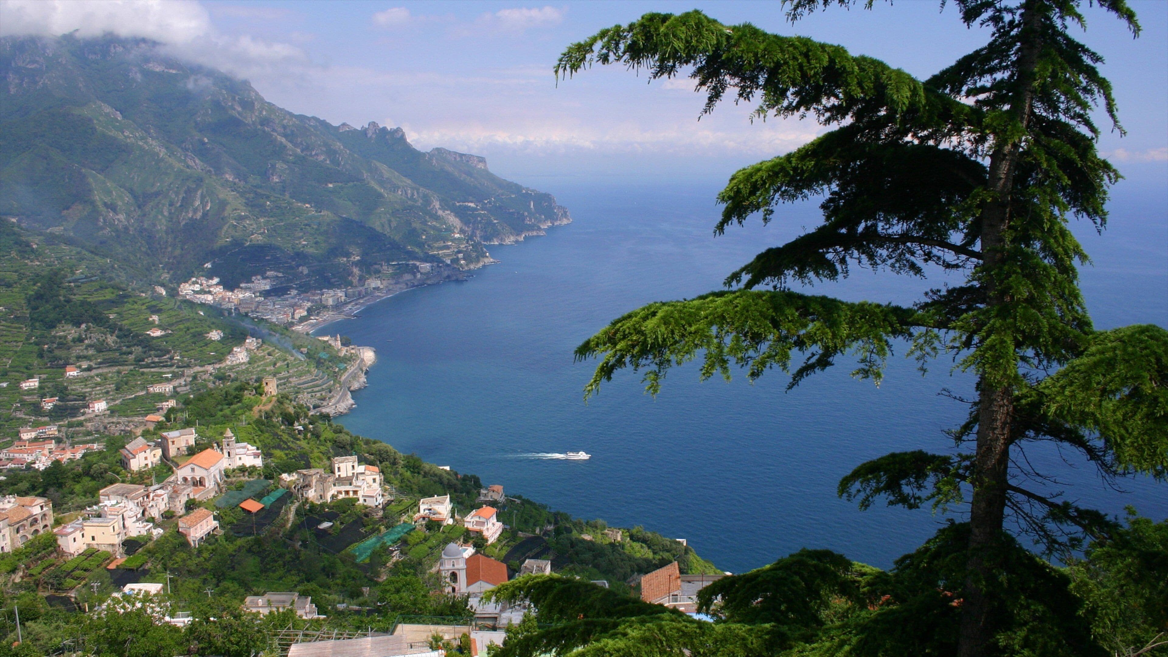 Côte amalfitaine qui includes navigation, ville côtière et vues littorales
