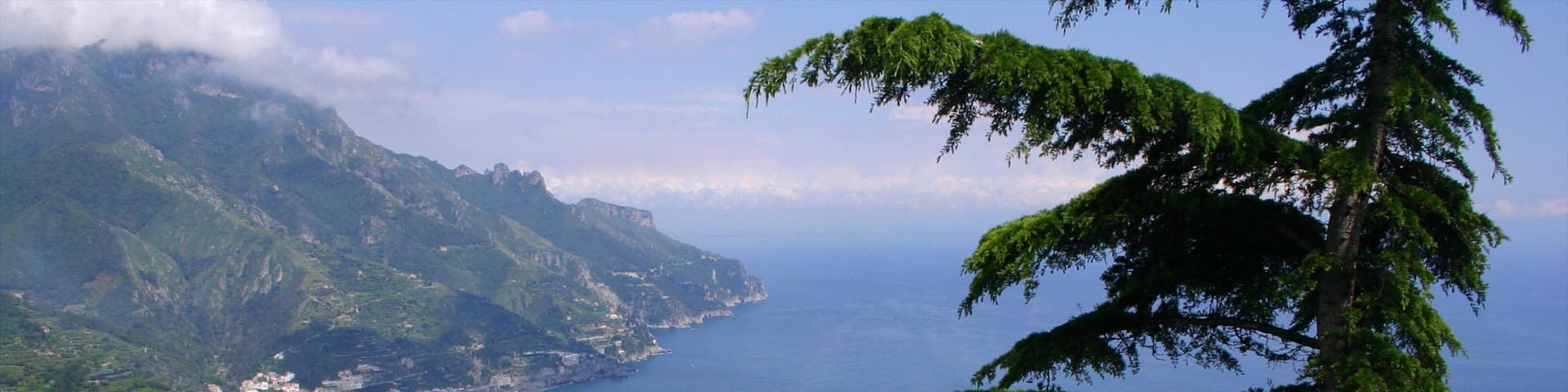 Amalfi-Küste das einen allgemeine Küstenansicht, Berge und Landschaften