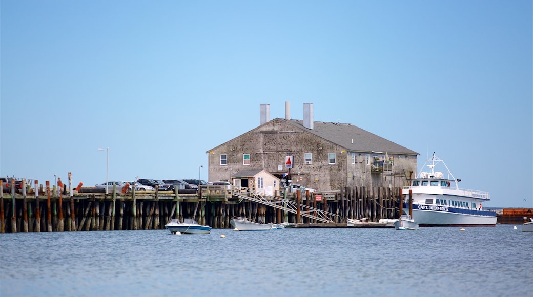 Cape Cod mit einem Bucht oder Hafen