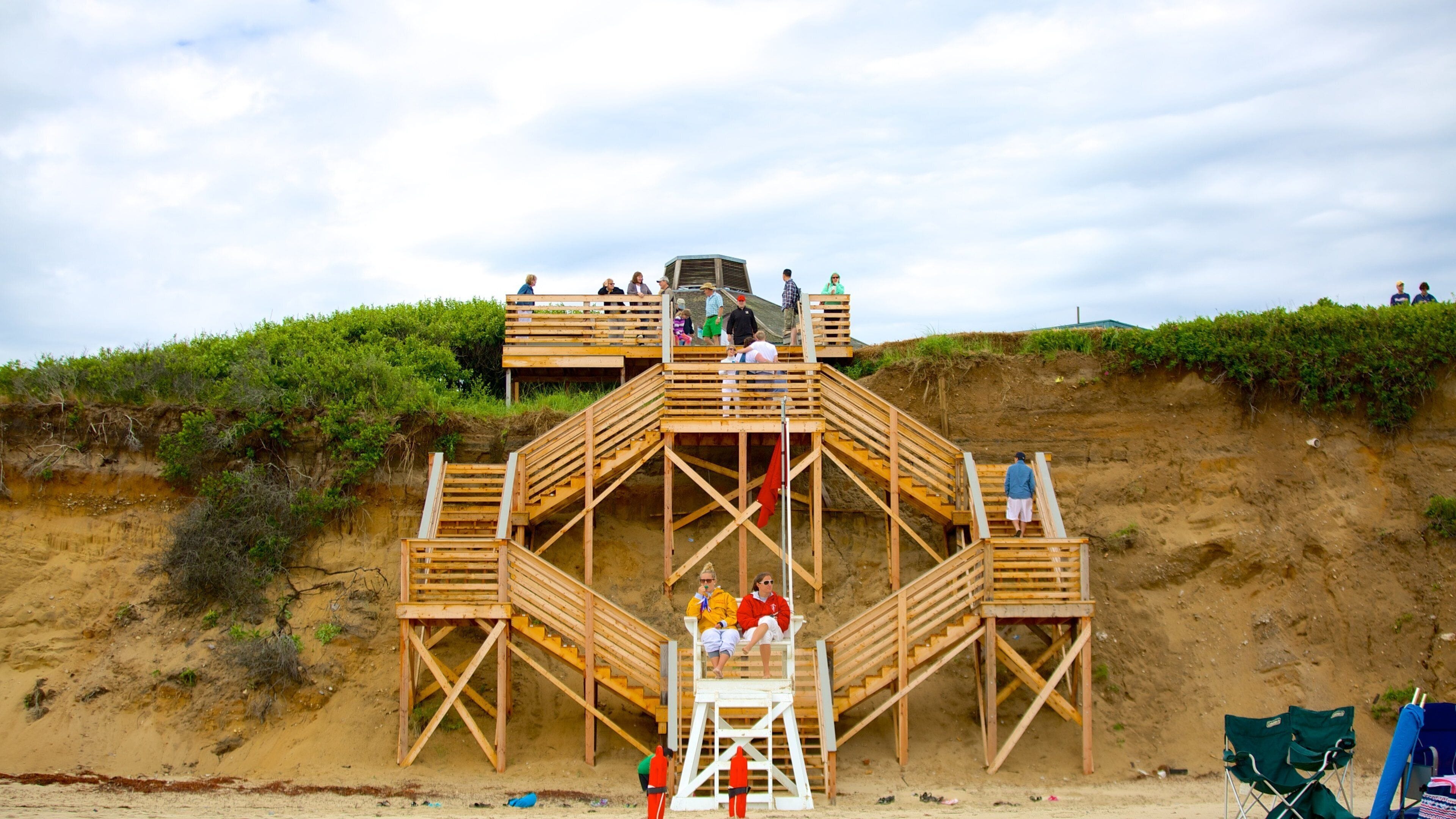Cabo Cod mostrando vistas y vistas generales de la costa y también un gran grupo de personas