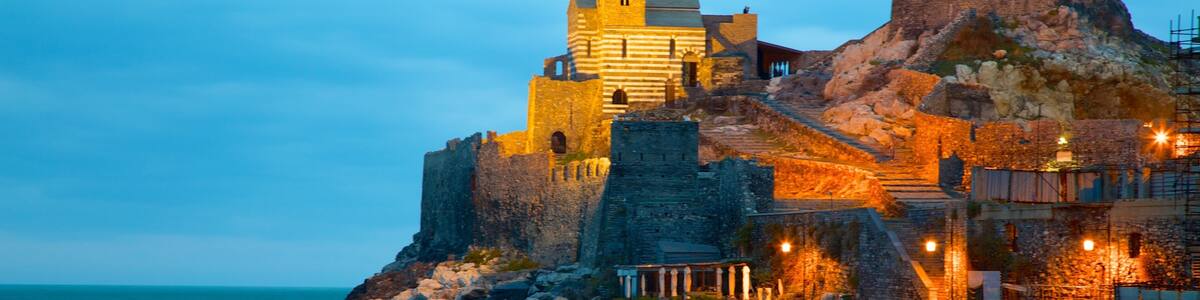 Cinque Terre das einen historische Architektur, Sonnenuntergang und Felsküste