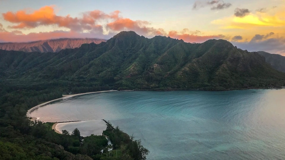 Sunrise hike in o’ahu! #lifeatexpedia #expedia #sunrise #hikes