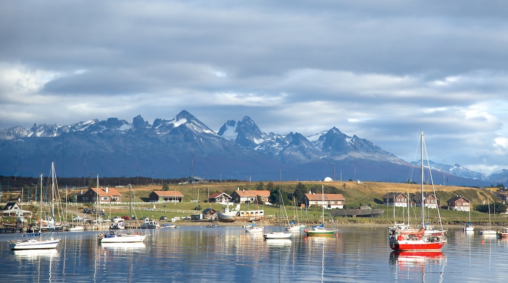 Porto de Ushuaia caracterizando paisagem, um lago ou charco e uma baĂa ou porto