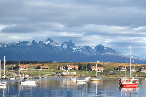 Port d\'Ushuaïa qui includes baie ou port, panoramas et lac ou étang