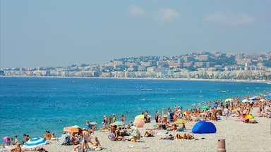 Nice inclusief een strand en een kuststadje en ook een grote groep mensen