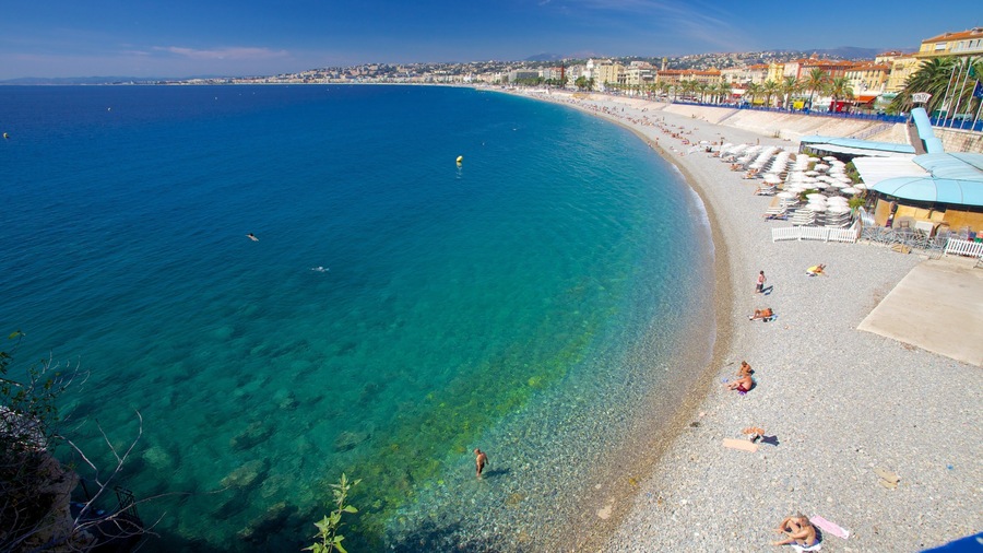 Promenade des Anglais mostrando paisagens litorâneas e uma praia de pedras