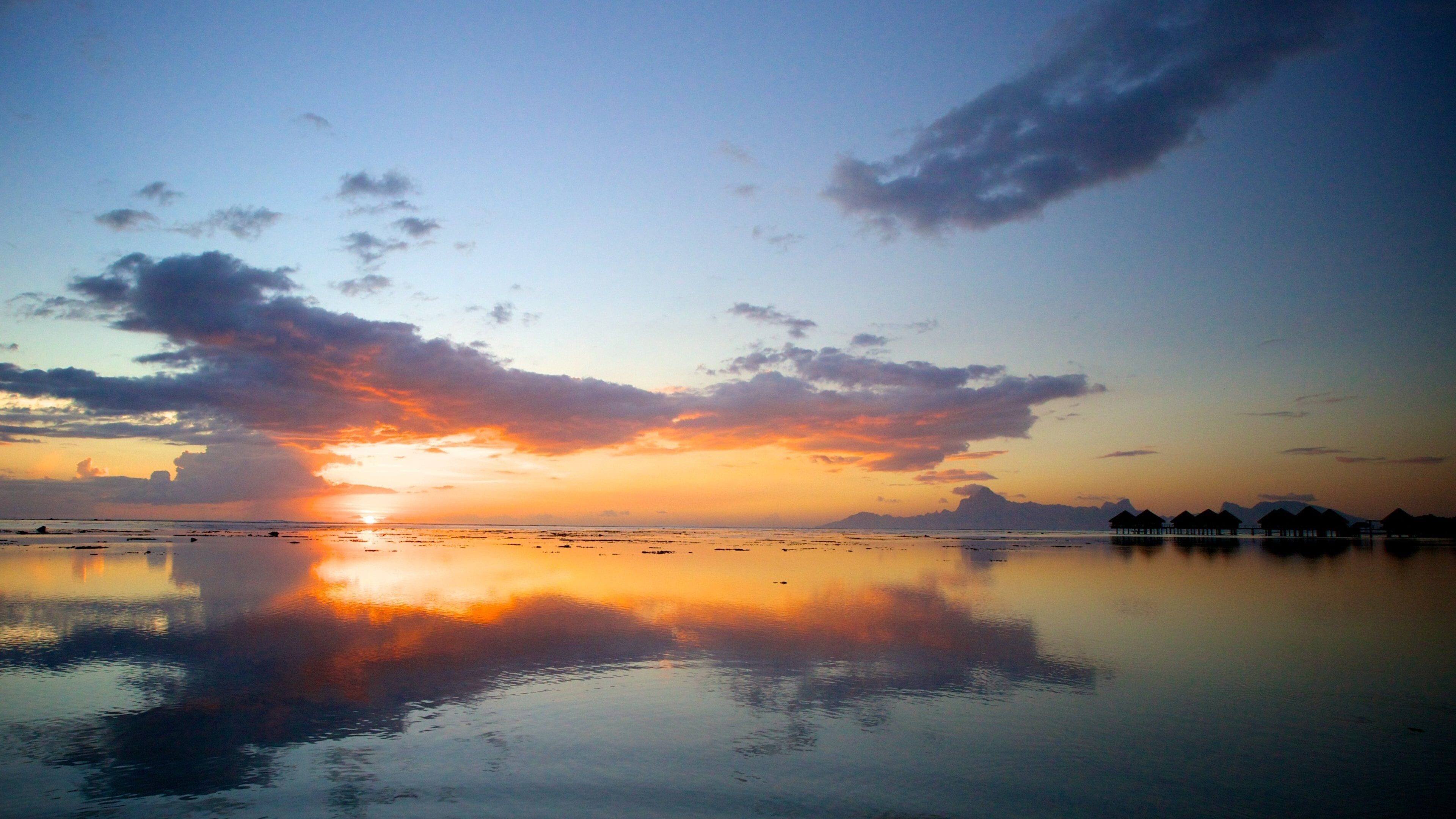 Tahiti bevat een zonsondergang en algemene kustgezichten