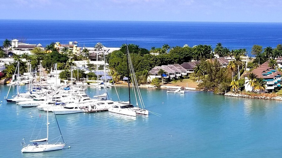 It was a warm, sunny day in Montego Bay today. The turquoise sea and sky could easily blend together as one.
#montegobay #jamaica #bluesky #bluewaters #wanderfulwednesday #travelmatters