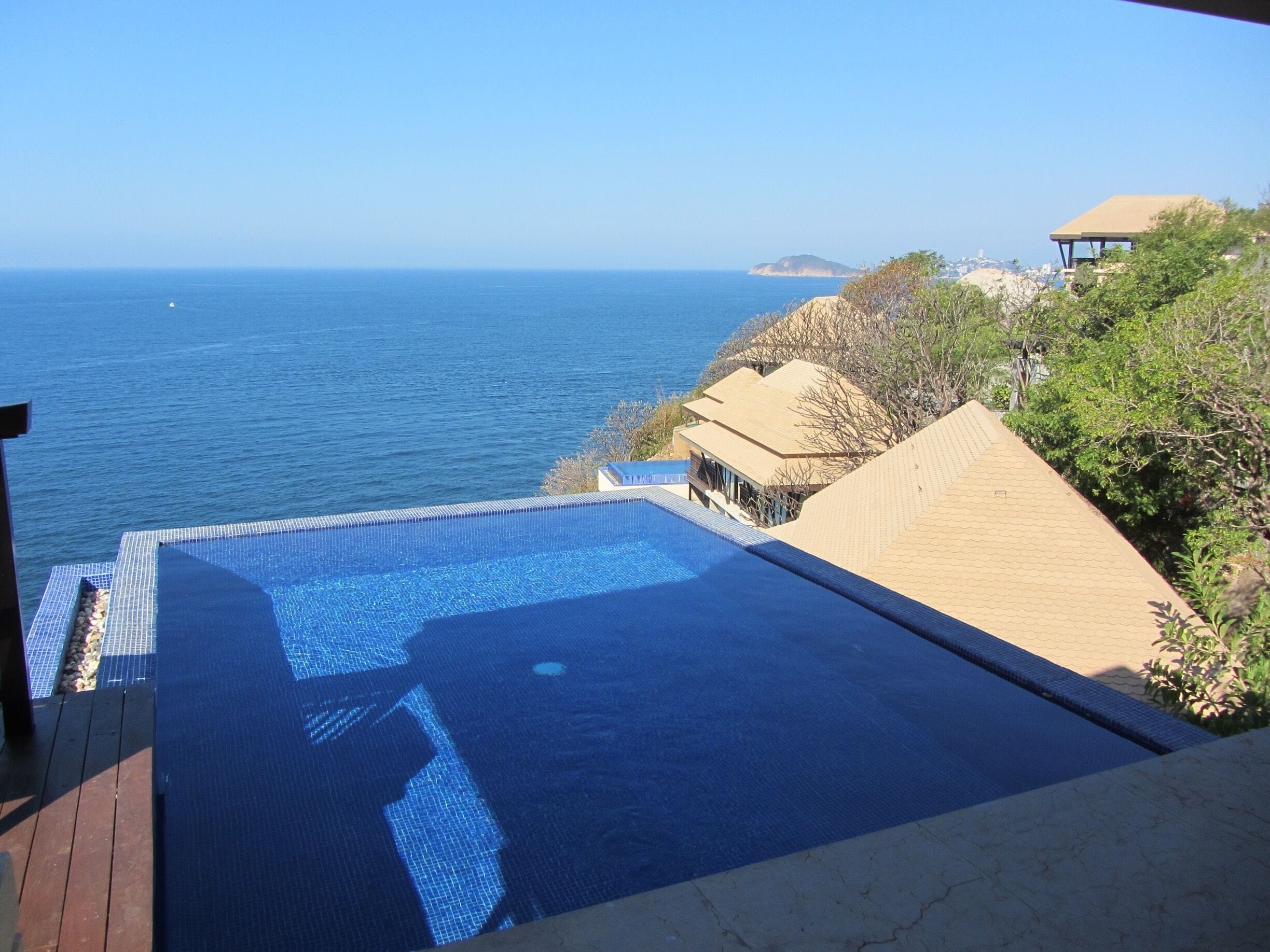 Enjoy the Pacific ocean whike seated in your own lobby #BVSBlue Photo Contest #blue #tlotravel #weloveourmarkets #LifeAtExpedia