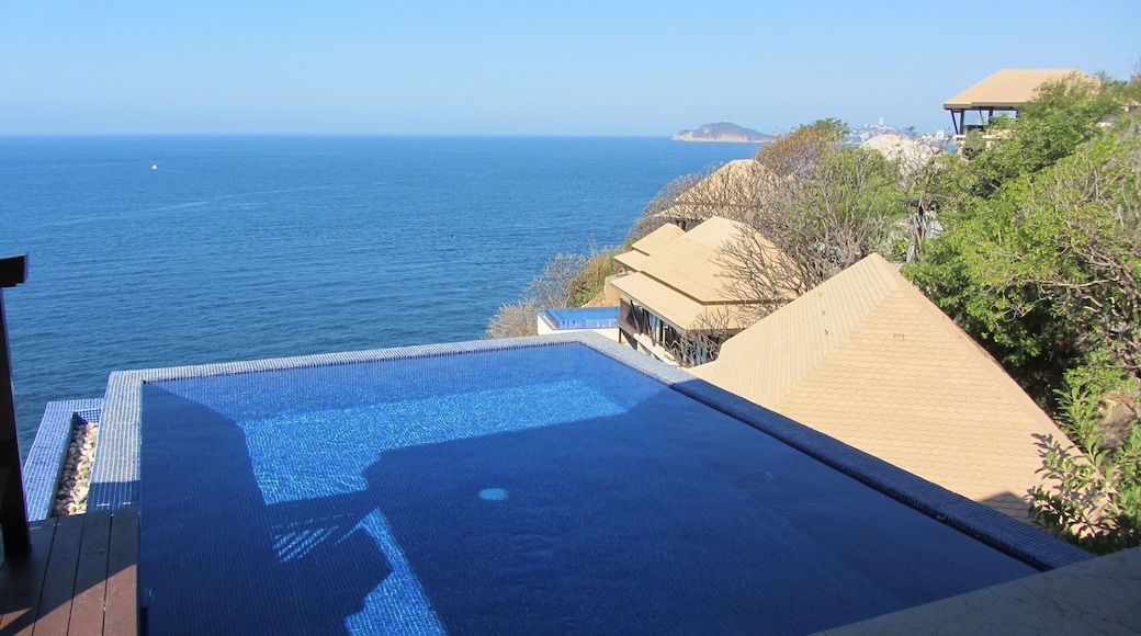 Enjoy the Pacific ocean whike seated in your own lobby #BVSBlue Photo Contest #blue #tlotravel #weloveourmarkets #LifeAtExpedia